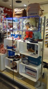 Ladeneinrichtung Bayern Schaufenster Warenpräsentation in blau weiss
