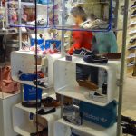 Mobiler Schuhpräsenter Schuhständer im Laden oder auf Messen einsetzen