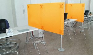 Trennwand Büro für Schreibtisch Abtrennungen Acrylglas orange freistehend